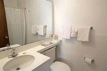 Rodeway Inn Glen Ellyn Экстерьер фото